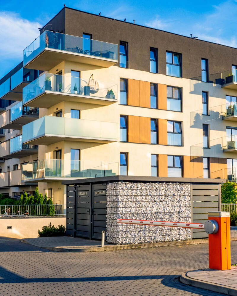 Zdjęcie - wjazd do garażu podziemnego na terenie osiedla Nowy Sikornik
